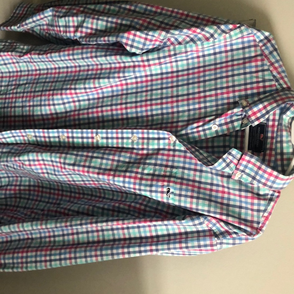 Vineyard vines classic fit tucker shirt. Size L